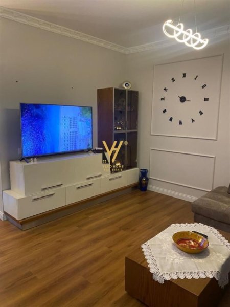 Tirane, jepet me qera apartament 2+1+Ballkon Kati 1, 79 m² 600 € (RRUGA E DIBRES)