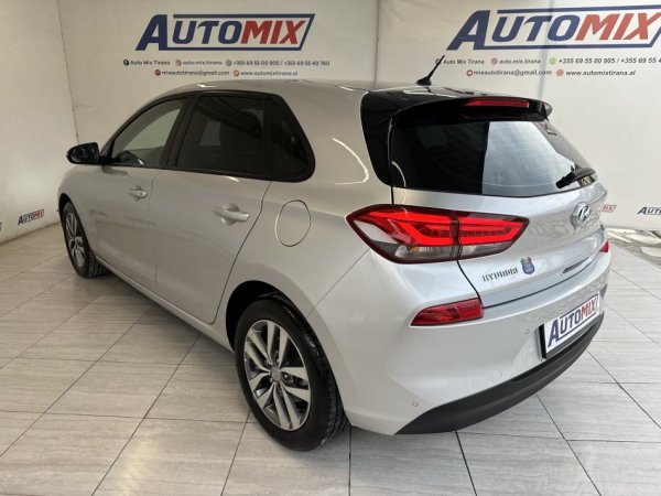 Tirane, shes makine HYUNDAI I30 Nafte, gri metalizato automatik Klima 71.000 km 11.200 €