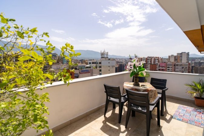 Tirane, jepet me qera apartament 1+1 Kati 12, 52 m² 1.000 € (Rruga Barikadave)