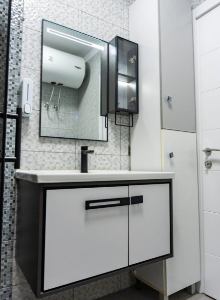 Tirane, jepet me qera apartament 1+1 Kati 12, 52 m² 1.000 € (Rruga Barikadave)