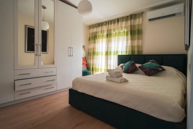 Tirane, jepet me qera apartament 1+1 Kati 12, 52 m² 1.000 € (Rruga Barikadave)