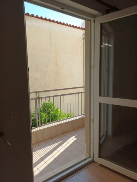Tirane, shitet apartament 3+1+Ballkon Kati 2, 150 m² 140.000 € (shkoze)