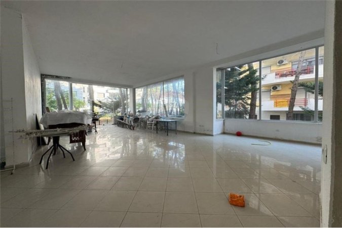 Durres, shitet lokal Kati 0, 360 m² (Dyqane për Shitje në Golem, Durrës)