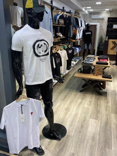 Shitet biznesi me veshje per meshkuj ,,18 mije euro, tek 21 Dhjetori, rruga Muhamet Gjollesha
