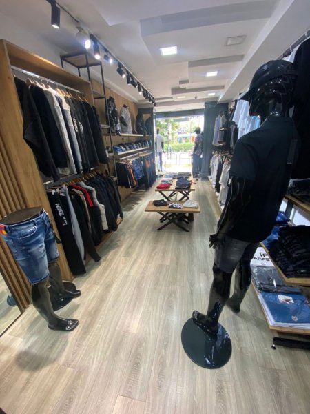 Shitet biznesi me veshje per meshkuj ,,18 mije euro, tek 21 Dhjetori, rruga Muhamet Gjollesha