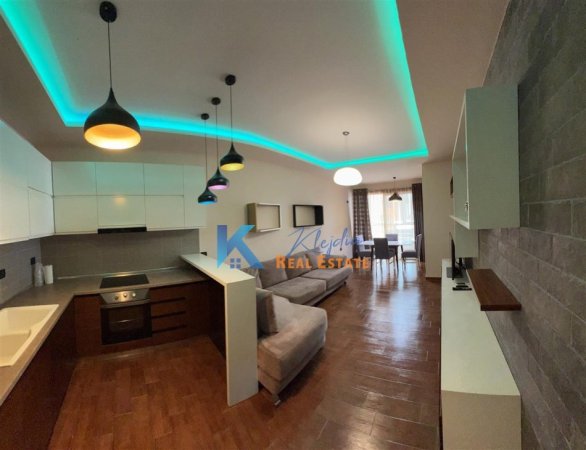 Tirane, shes apartament 1+1+Ballkon Kati 8, 84 m² 113.000 € (Yzberish)