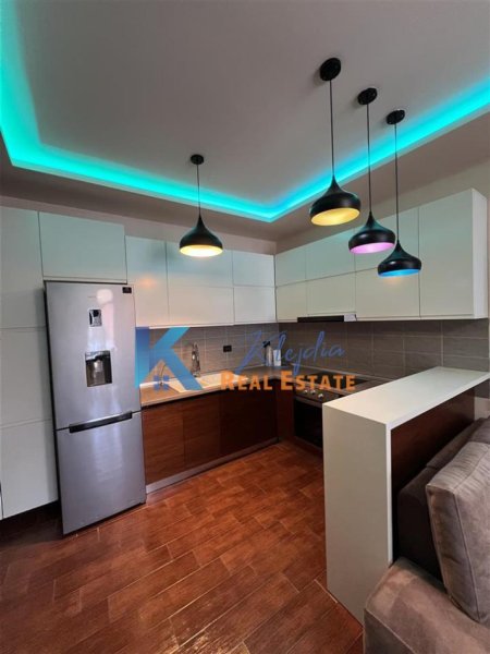 Tirane, shes apartament 1+1+Ballkon Kati 8, 84 m² 113.000 € (Yzberish)