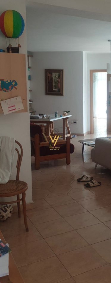 Tirane, jepet me qera apartament 2+1+Ballkon Kati 5, 140 m² 600 € (YZBERISHT)