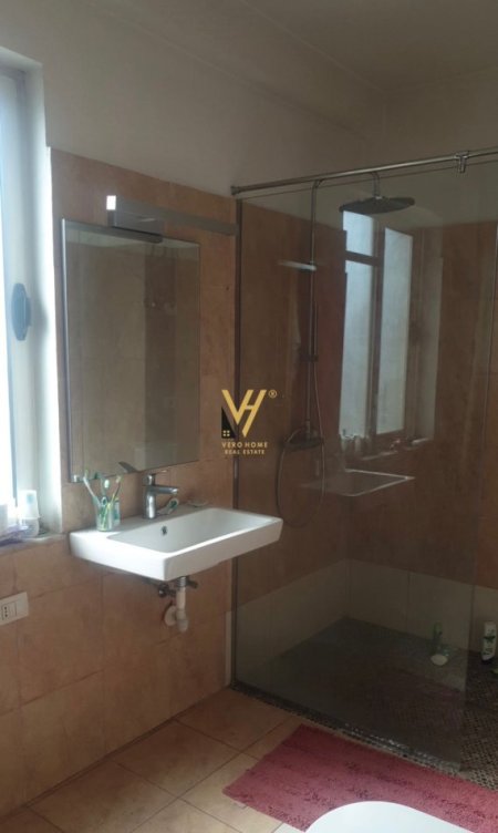 Tirane, jepet me qera apartament 2+1+Ballkon Kati 5, 140 m² 600 € (YZBERISHT)