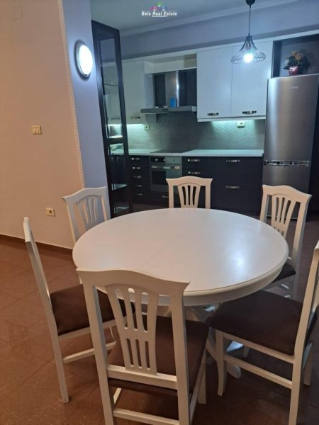Tirane, jepet me qera Vile 2+1 Kati 2, 130 m² 800 € (pazari i ri)