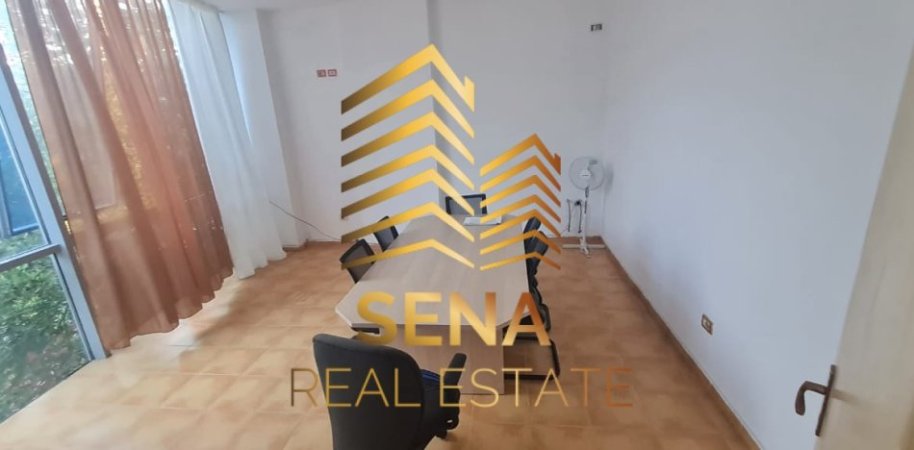 Tirane, shitet ambjent biznesi Kati 2, 38 m² 63.000 € (Xhamllik)