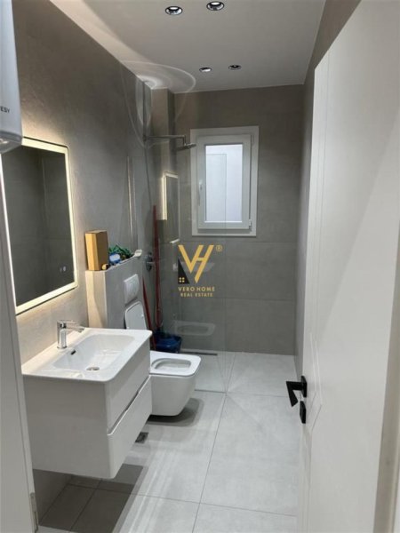 Tirane, jepet me qera apartament 2+1+Ballkon Kati 4, 60 m² 800 € (BLLOKU)