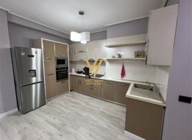 Tirane, jepet me qera apartament 2+1+Ballkon Kati 3, 97 m² 480 € (YZBERISHT)