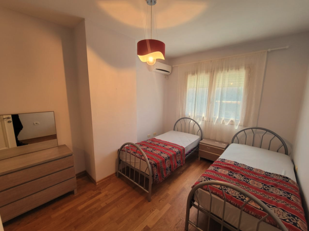 Tirane, jepet me qera apartament duplex/post parkimi 3+1+Ballkon Kati 6, 275 m² 1.500 € (Fakulteti Juridik)
