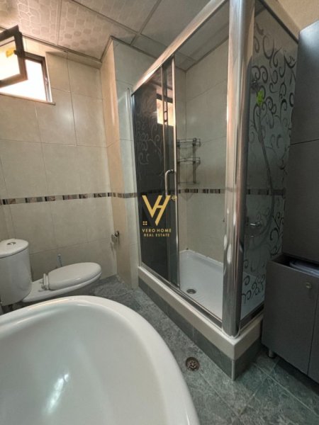 Tirane, jepet me qera apartament 2+1+Ballkon Kati 2, 108 m² 800 € (21 DHJETORI)