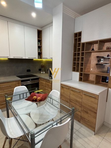 Tirane, jepet me qera apartament 2+1+Ballkon Kati 2, 108 m² 800 € (21 DHJETORI)