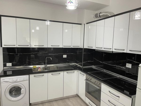 Tirane, shes apartament 1+1+Ballkon Kati 3, 60 m² 98.000 € (ali demi)