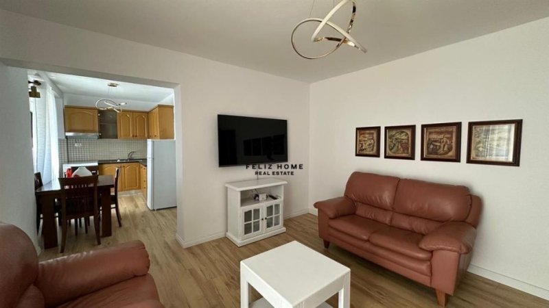Tirane, jepet me qera apartament 2+1 Kati 2, 100 m² 700 € (BLLOKU)