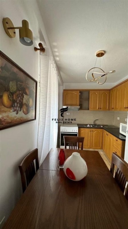 Tirane, jepet me qera apartament 2+1 Kati 2, 100 m² 700 € (BLLOKU)