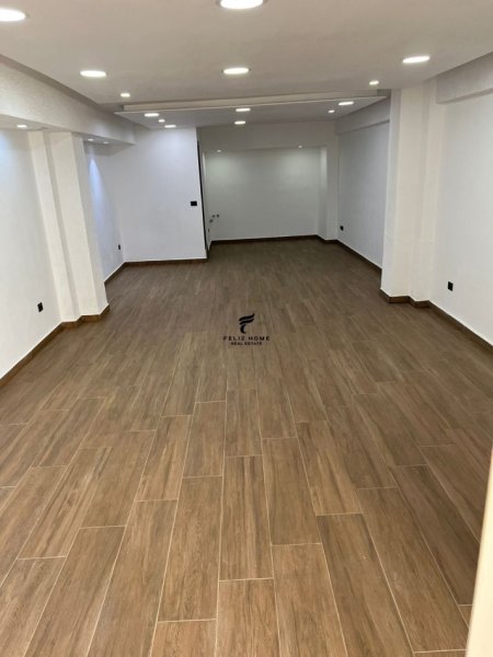 Tirane, shitet dyqan Kati 0, 64 m² 150.000 € (ISH EKSPOZITA)
