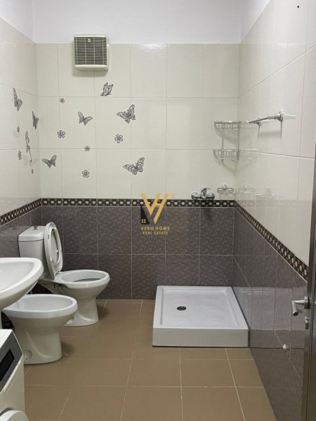 Tirane, jepet me qera apartament 2+1+Ballkon Kati 5, 120 m² 650 € (XHAMLLIK)