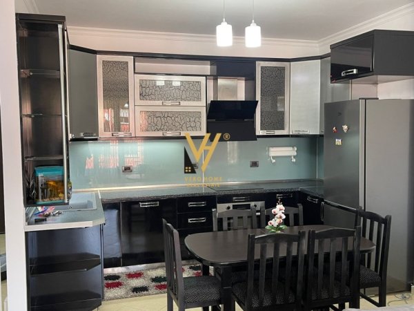 Tirane, jepet me qera apartament 2+1+Ballkon Kati 5, 120 m² 650 € (XHAMLLIK)