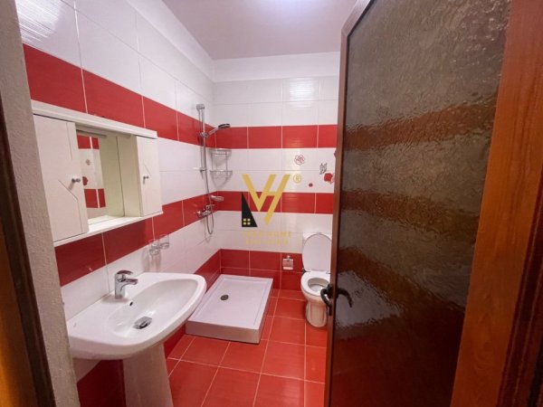 Tirane, jepet me qera apartament 2+1+Ballkon Kati 5, 120 m² 650 € (XHAMLLIK)