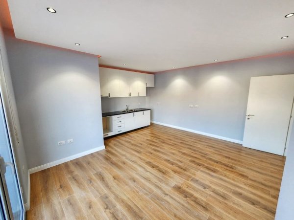 Tirane, shes apartament 2+1+Ballkon Kati 4, 140 m² 185.000 € (Rruga 5-Maji)