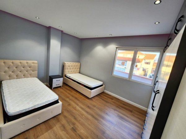 Tirane, shes apartament 2+1+Ballkon Kati 4, 140 m² 185.000 € (Rruga 5-Maji)