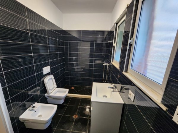 Tirane, shes apartament 2+1+Ballkon Kati 4, 140 m² 185.000 € (Rruga 5-Maji)