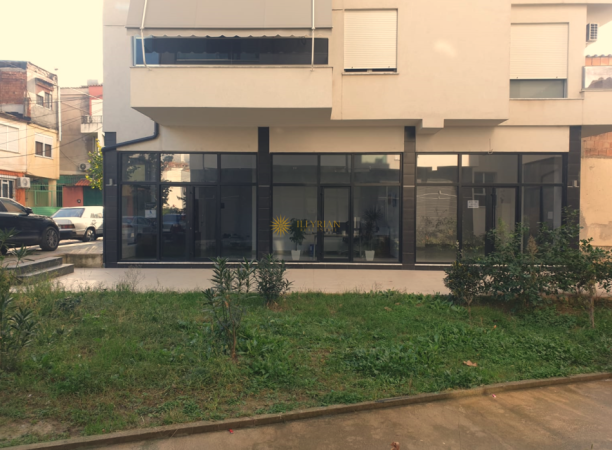 Tirane, shitet dyqan Kati 0, 39 m² 55.000 € (XHAMLLIK)