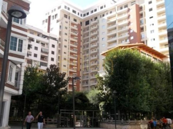 Tirane, shitet dyqan Kati 0, 182 m² (Rruga Panorama)