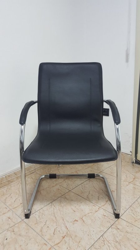 Tirane, shes Karrige zyre italiane me konstruksion metalik 3500 lek 35 €