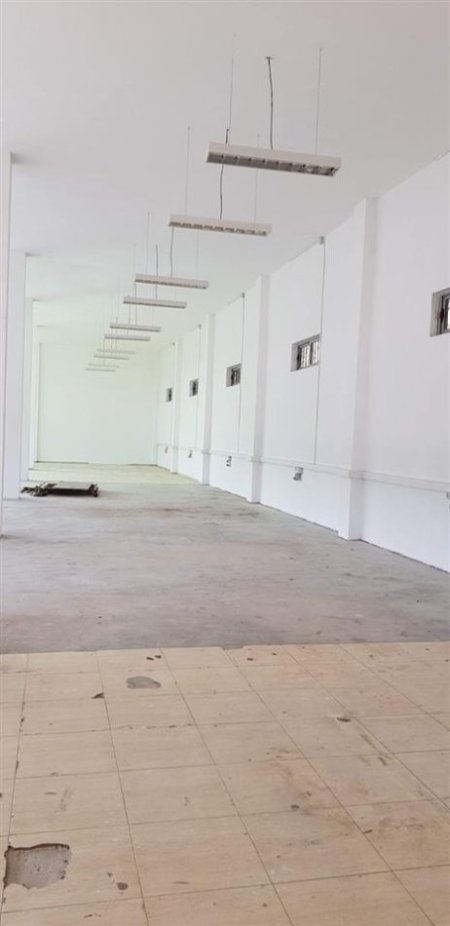Tirane, shitet magazine Kati 0, 3000 m² 550.000 € (Autostrada Tirane - Durres)