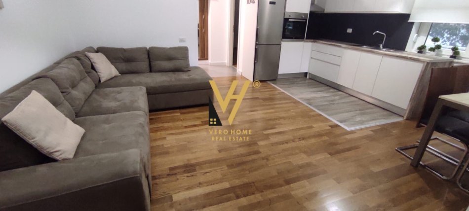 Tirane, jepet me qera apartament 2+1+Ballkon Kati 3, 80 m² 700 € (TEG)