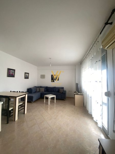 Tirane, jepet me qera apartament 2+1+Ballkon Kati 7, 95 m² 600 € (SELVIA)