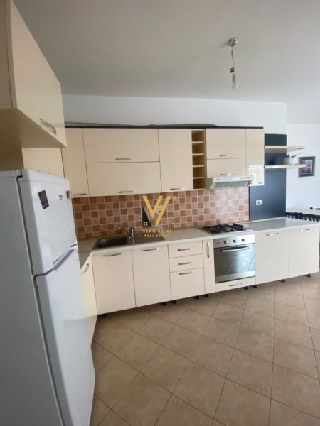 Tirane, jepet me qera apartament 2+1+Ballkon Kati 7, 95 m² 600 € (SELVIA)