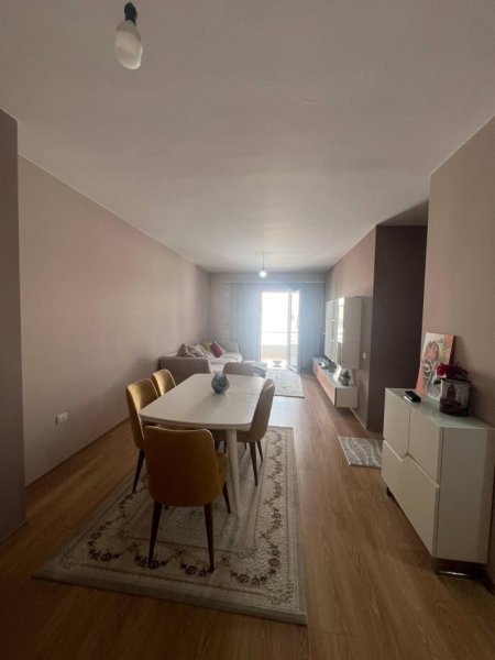 Tirane, shitet apartament 2+1 , 108 m² (Hotel Radison)
