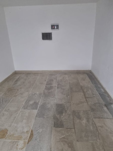 Tirane, jepet me qera ambjent biznesi Kati -1, 80 m² 350 € (Odhise Paskali)