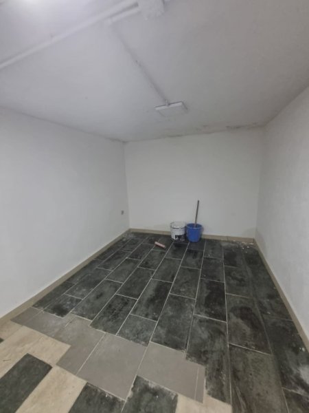Tirane, jepet me qera ambjent biznesi Kati -1, 80 m² 350 € (Odhise Paskali)
