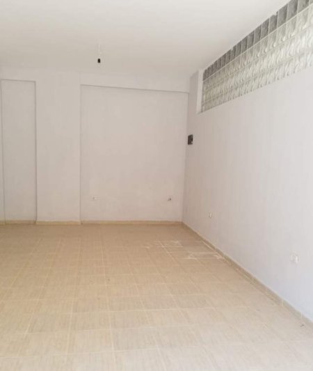Tirane, shitet dyqan Kati 0, 40 m² 72.100 Euro (selvia)