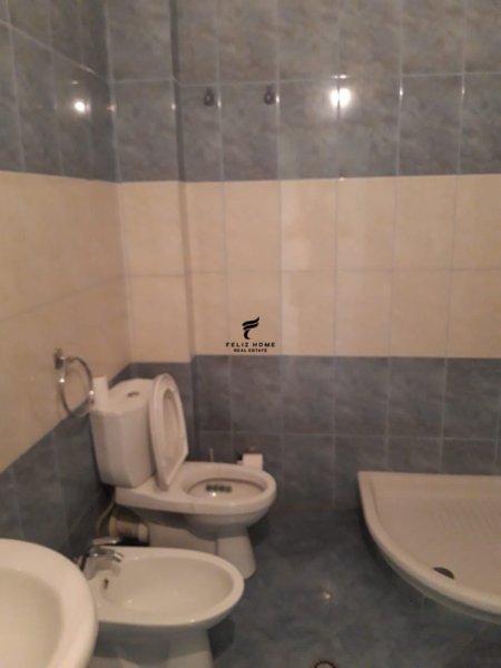 Tirane, jepet me qera Vile 3 Katshe Kati 4, 700 m² 5.000 € (LIQENI ARTFICIAL)