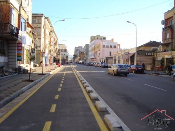 Tirane, jepet me qera 2+1 Kati 2, 88 m² 1.000 € (Rruga e barrikadave)