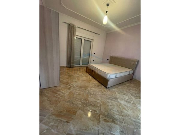Tirane, jepet me qera apartament 2+1+Ballkon Kati 2, 180 m² 700 € (DON BOSKO)