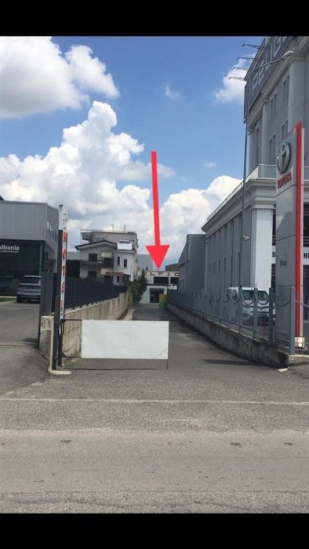 Tirane, shitet ambjent biznesi Kati 0, 2.121 m² 1.150.000 € (autostrada Tr DR km 7 prane Peugeot dhe Bmw)