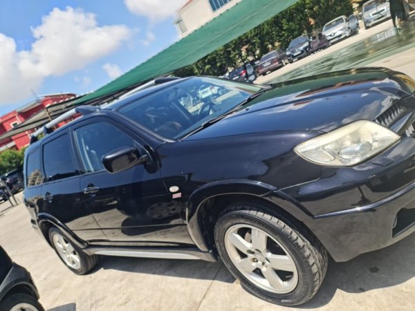 Durres, shes SUV | Fuoristrad | Xhip SUV MITSUBISHI OUTLANDER Benzin+Gaz, e zeze automatik Kondicioner 160.000 km 4000€