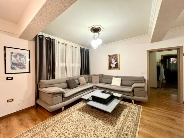 Tirane, shitet shtepi 2+1+Ballkon Kati 1, 193 m² 180.000 € (Allias)