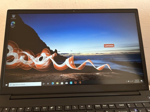 Lushnje; laptop i ri
