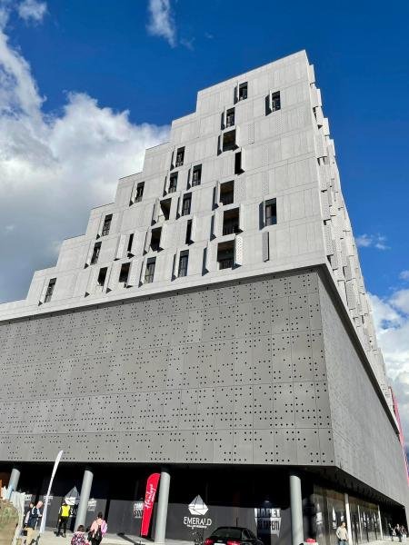 Tirane, shitet apartament 1+1 , 80 m² (Emerald Center)