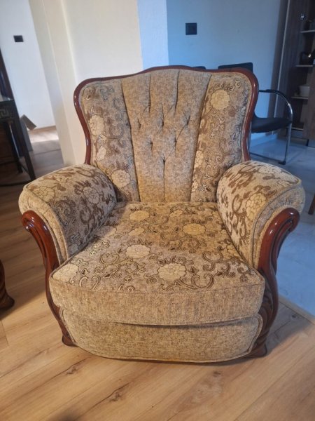 Tirane, shes Shiten komplet kolltuqesh 25 000 lek 250 €